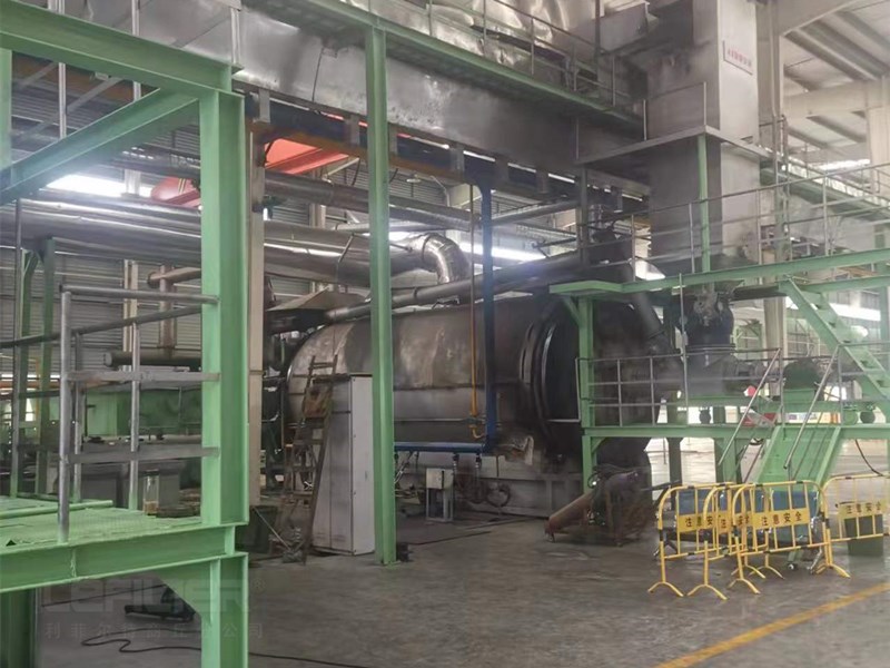 廢舊輪胎熱解煉油現(xiàn)場 廢舊輪胎熱解煉油現(xiàn)場