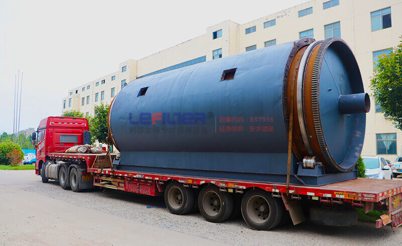 利菲爾特廢輪胎裂解設備裝車發(fā)貨 (1) 利菲爾特廢輪胎裂解設備裝車發(fā)貨 (1)