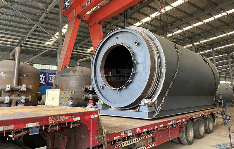 廢輪胎煉油設(shè)備正在裝車