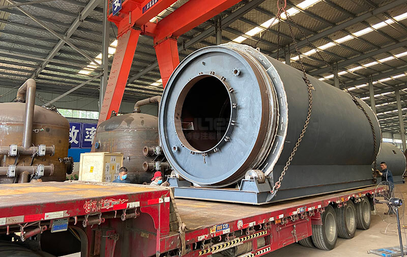 新疆劉總訂購(gòu)的6臺(tái)LES-2675輪胎煉油設(shè)備裝車發(fā)出 新疆劉總訂購(gòu)的6臺(tái)LES-2675輪胎煉油設(shè)備裝車發(fā)出01