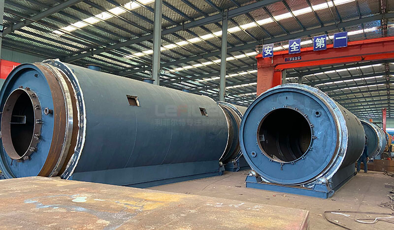 湖南邵陽曾總訂購(gòu)的多臺(tái)LES-2866輪胎煉油設(shè)備裝車發(fā)出01 湖南邵陽曾總訂購(gòu)的多臺(tái)LES-2866輪胎煉油設(shè)備裝車發(fā)出01