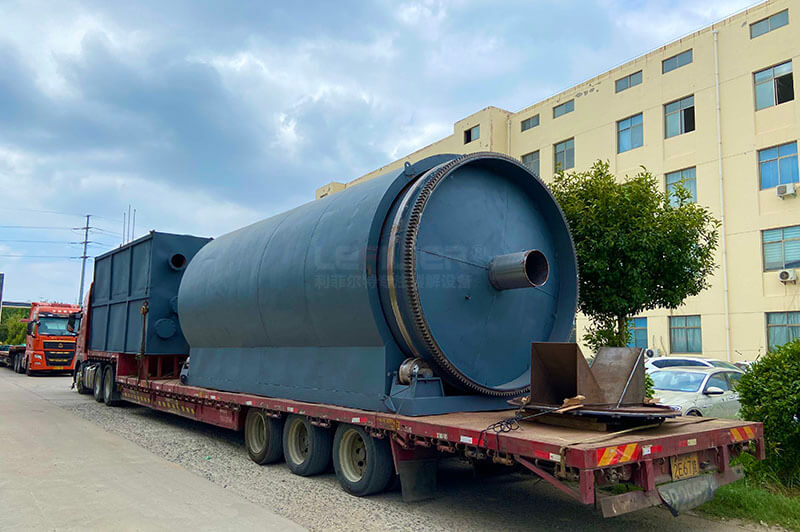 新疆劉總訂購(gòu)的6臺(tái)LES-2675輪胎煉油設(shè)備裝車發(fā)出 新疆劉總訂購(gòu)的6臺(tái)LES-2675輪胎煉油設(shè)備裝車發(fā)出03