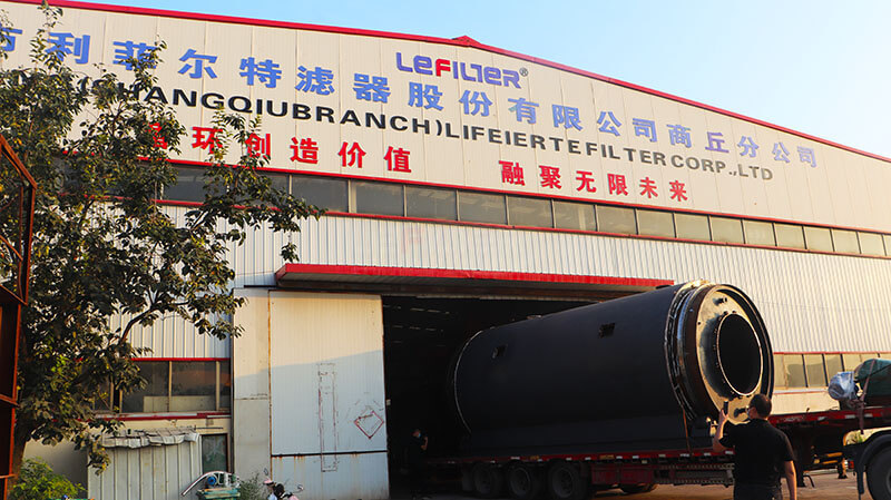 陜西秦總訂購(gòu)的多套LES-2675輪胎煉油設(shè)備裝車發(fā)出03 陜西秦總訂購(gòu)的多套LES-2675輪胎煉油設(shè)備裝車發(fā)出03