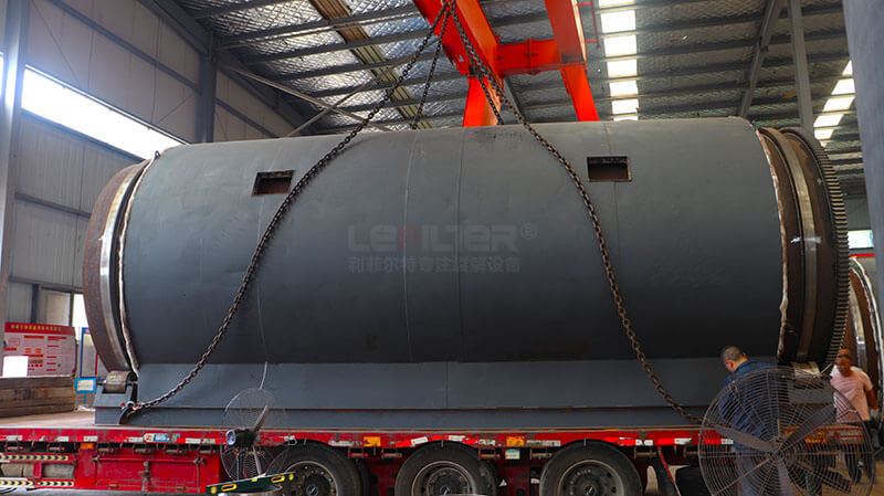 陜西秦總訂購(gòu)的多套LES-2675輪胎煉油設(shè)備裝車發(fā)出01 陜西秦總訂購(gòu)的多套LES-2675輪胎煉油設(shè)備裝車發(fā)出01