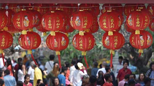 攜手相伴，為#沒(méi)有回家過(guò)年的他們#點(diǎn)贊~